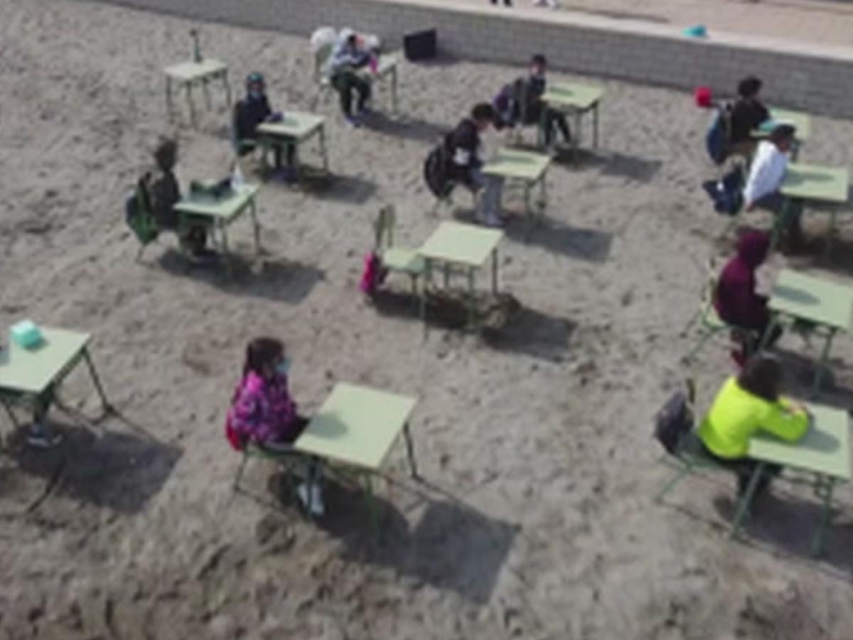 మహమ్మారికి ఎఫెక్ట్: సముద్రం ఒడ్డున క్లాసులు… 