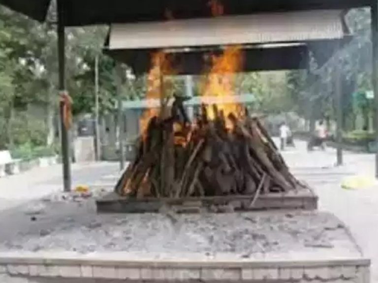 వరంగల్ జిల్లాలోని ఆ గ్రామంలో కరోనా టెన్షన్: అంత్యక్రియలు పూర్తయ్యాక… 