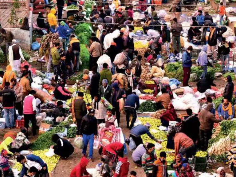 కరోనా నిబంధనలు గాలికి… కిక్కిరిసిన మార్కెట్లు