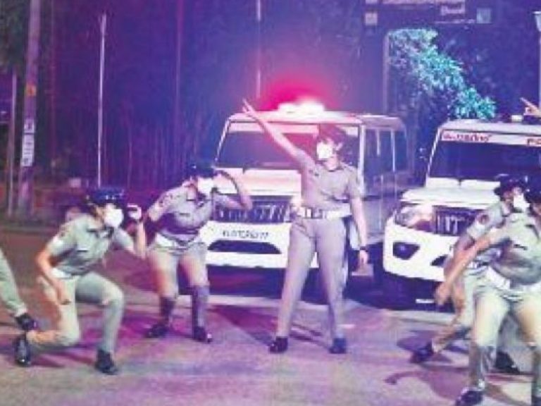 కరోనా కట్టడికి కేరళ పోలీసులు వినూత్న ప్రచారం…