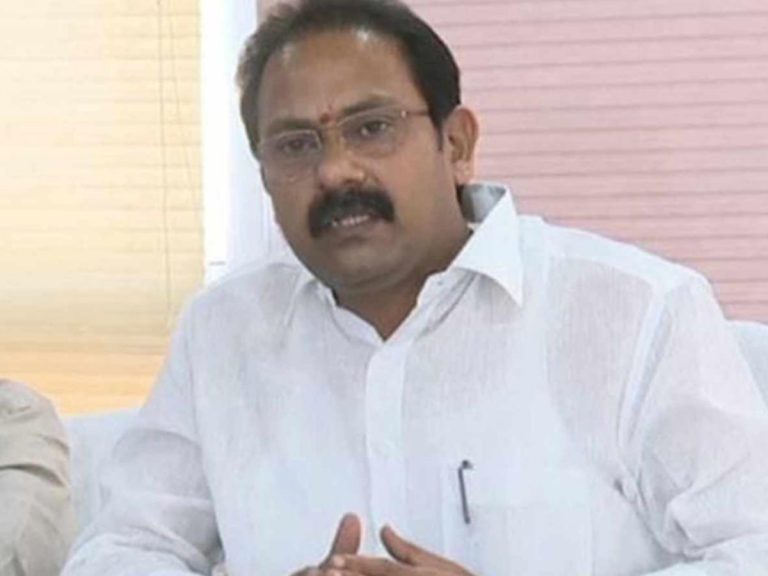 కరోనా వ్యాప్తిపై మంత్రి సమీక్ష: ఆ జిల్లాలపై ఫోకస్ పెట్టాలని ఆదేశం 