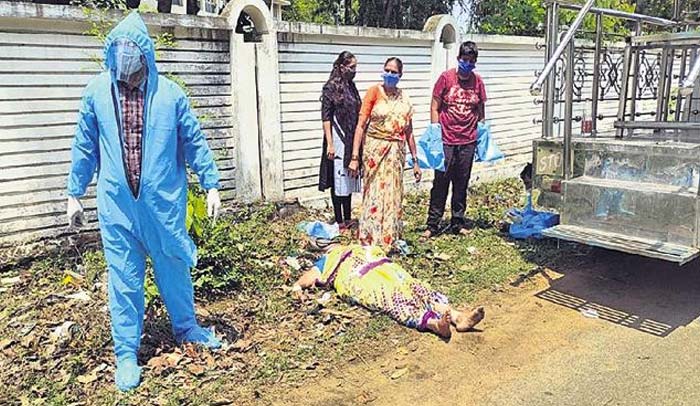 ఆన్‌లైన్‌ పేమెంట్‌కు ఒప్పుకోని ఆస్పత్రి యాజమాన్యం : కరోనా బాధితురాలు మృతి