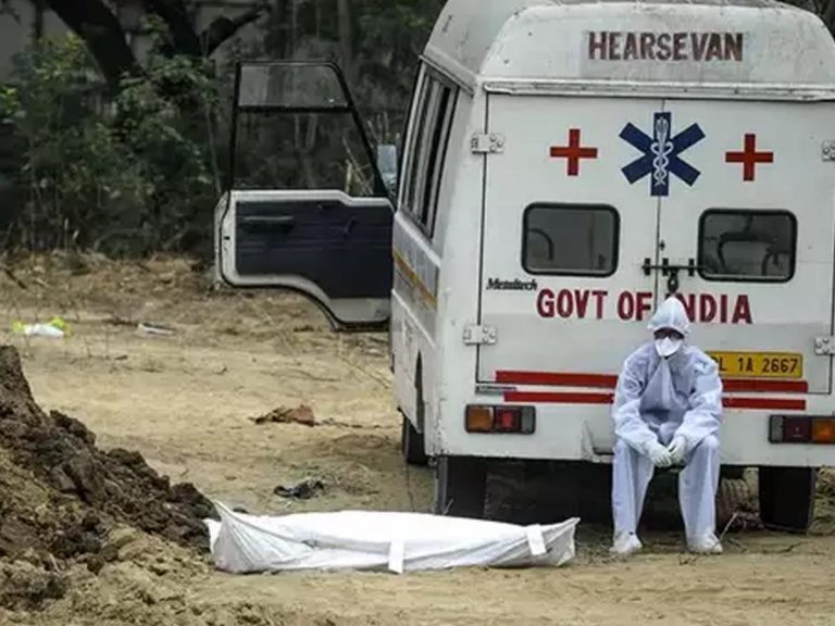 దారుణం: కరోనా భయంతో ఇంట్లోకి అనుమతించని యజమాని… బాధితురాలు మృతి 