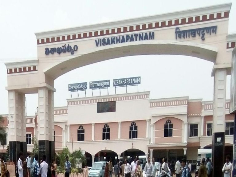 విశాఖ రైల్వే ప్రయాణికులకు హెచ్చరిక… కొత్త నిబంధనలు అమలు 