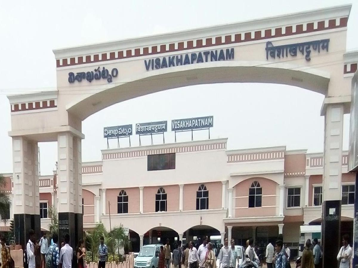 విశాఖ రైల్వే ప్రయాణికులకు హెచ్చరిక… కొత్త నిబంధనలు అమలు 