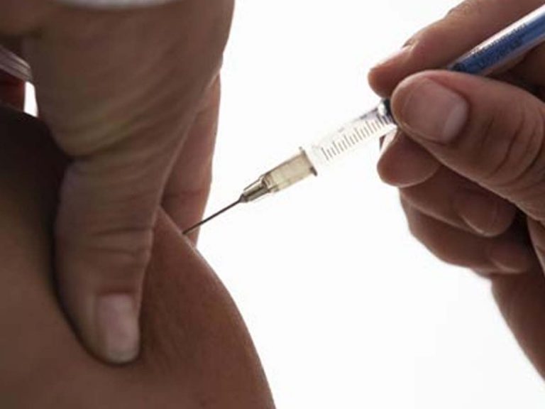 మే 1 నుంచి 18 ఏళ్లు దాటిన వారికి వ్యాక్సినేషన్ ఇవ్వలేం : ఏపీ వైద్య శాఖ