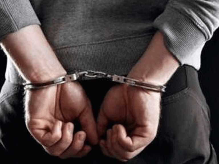 బైక్ తో చెక్ పోస్ట్ గేటును ఢీకొట్టిన గంజాయి స్మగ్లర్లు…