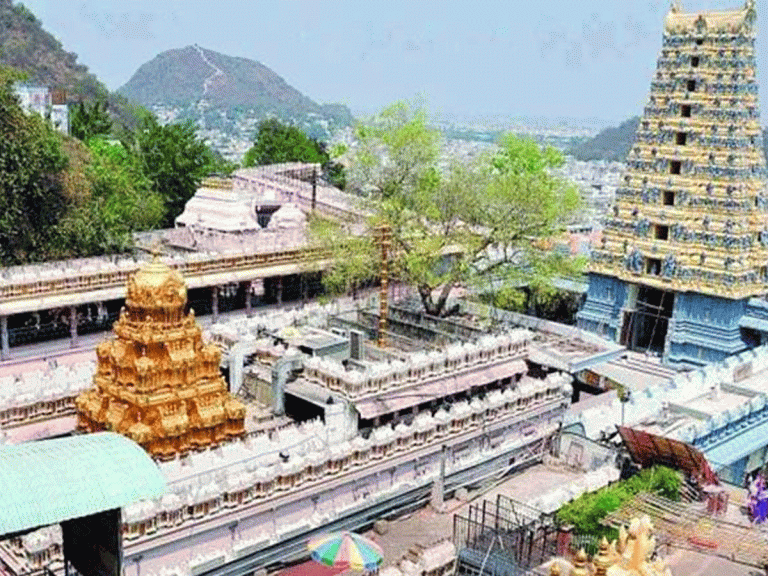 కరోనా దెబ్బకు ఇంద్రకీలాద్రిపై పడిపోయిన భక్తుల సంఖ్య…