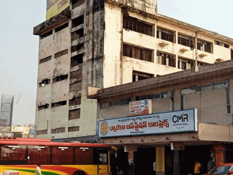 ద్వారాక ఆర్టీసీ కాంప్లెక్స్ లో కానరాని కోవిడ్ నిబంధనలు…