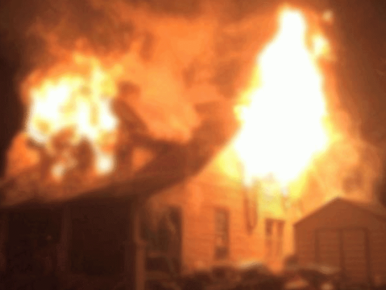 షార్ట్ సర్క్యూట్ లో కాలిపోయిన ఇల్లు…