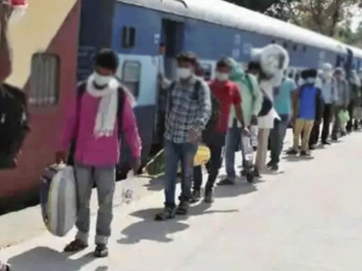 మళ్ళీ రైల్వే స్టేషన్ల వద్ద వలస కూలీల ఎదురు చూపులు…