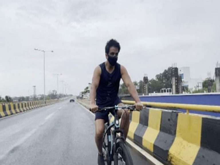 సైకిలెక్కిన సోనూసూద్!