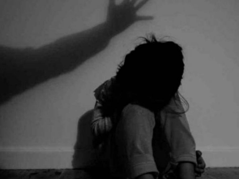 13 ఏళ్ల బాలికపై జీహెచ్ఎంసీ ఉద్యోగి దారుణం : బాత్రూమ్ లోకి వెళ్ళాక మరీ !