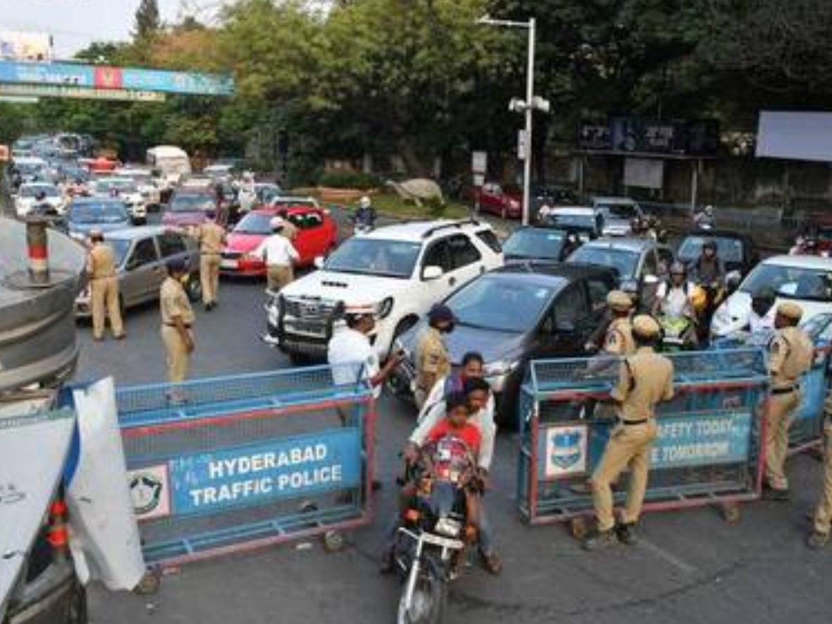 తెలంగాణలో రెండో రోజు లాక్ డౌన్: ఉదయం నుంచి రద్దీ 