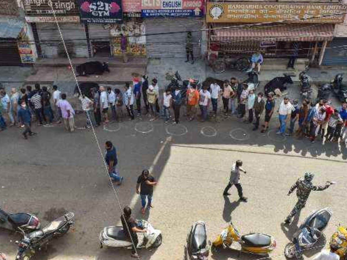 లాక్ డౌన్ ఎఫెక్ట్: మద్యం దుకాణాల వద్ద భారీ రద్దీ… 