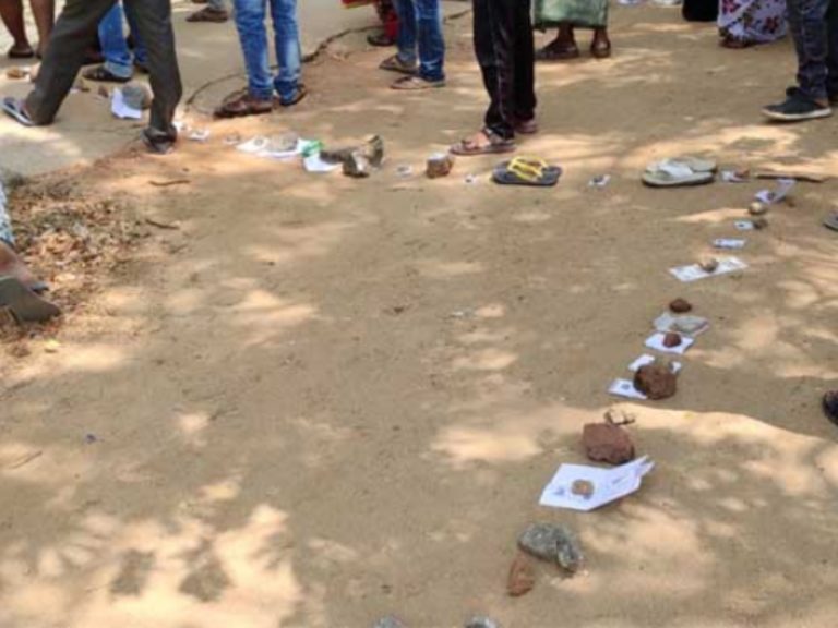 కరోనా టెన్షన్: క్యూలైన్ లో ఆధార్ కార్డులు 