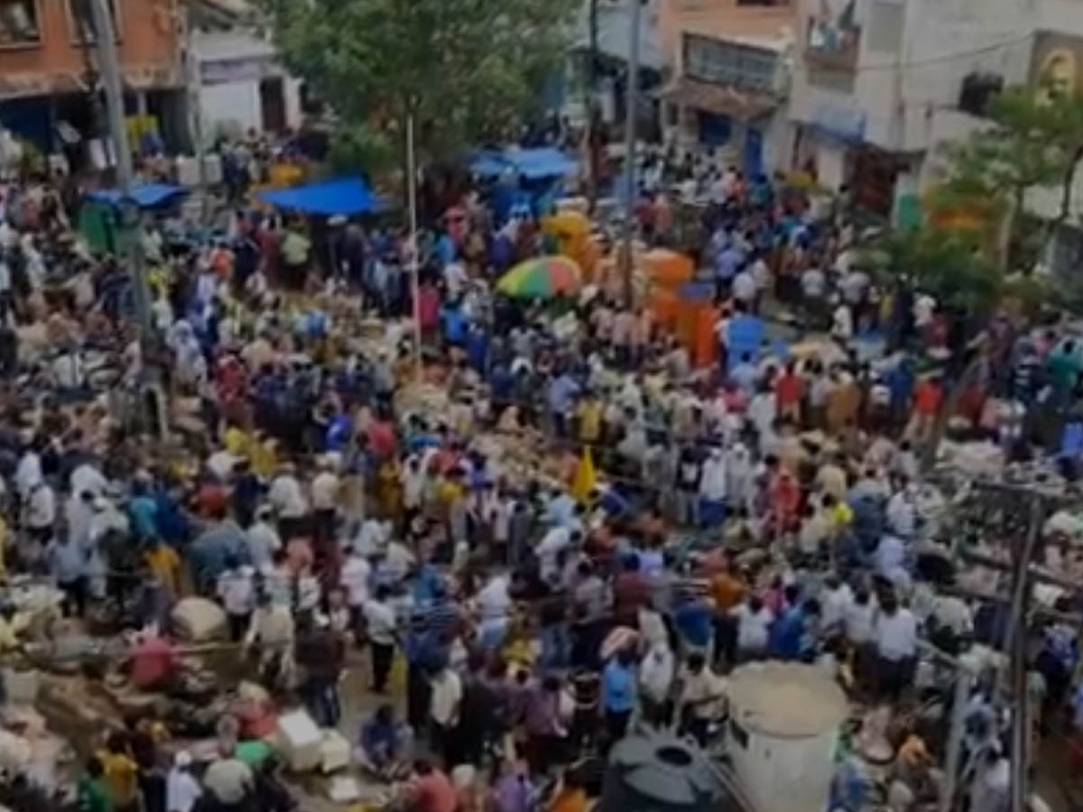 ఆదివారం స్పెషల్: ఎటు చూసినా రద్దీనే… కనిపించని కరోనా భయం… 