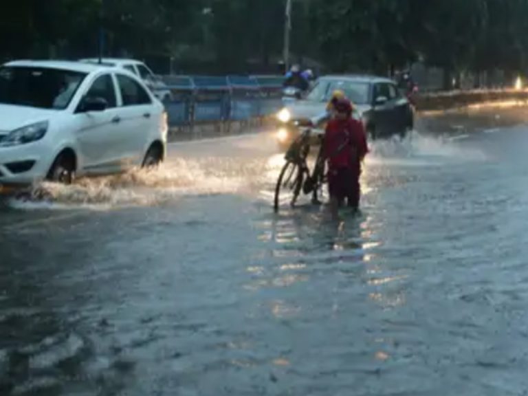 హైదరాబాద్ లో భారీ వర్షం… జలమయమైన రోడ్లు 