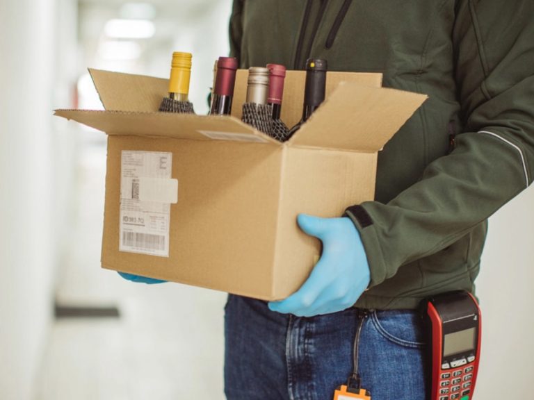 మందుబాబులకు గుడ్ న్యూస్: ఇంటి వద్దకే మద్యం 