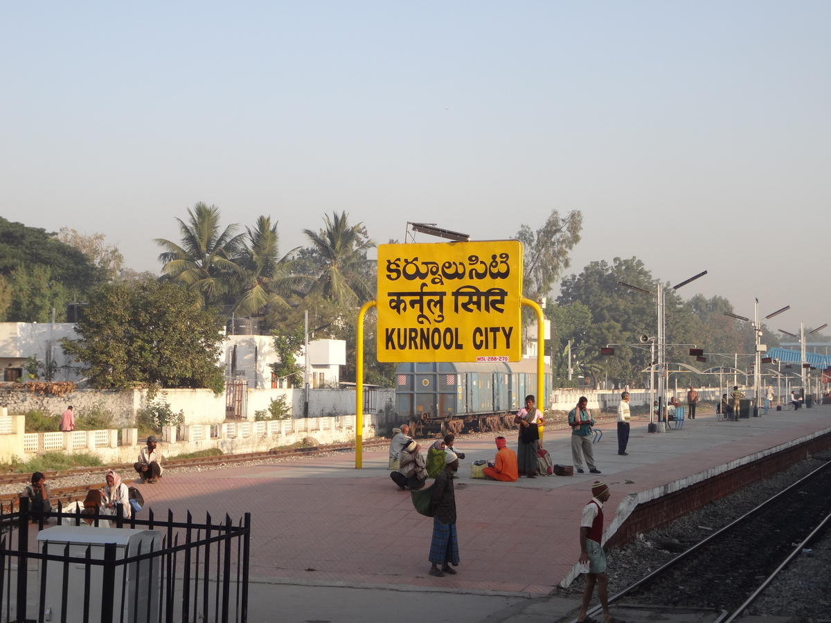 కర్నూలు జిల్లాలో వైరస్ చుట్టూ రాజకీయం 