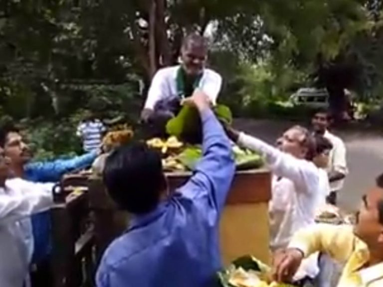 ఢిల్లీలో కాకులకు కరువు… ఈ పెద్దాయనకు అదే ఉపాధి… 