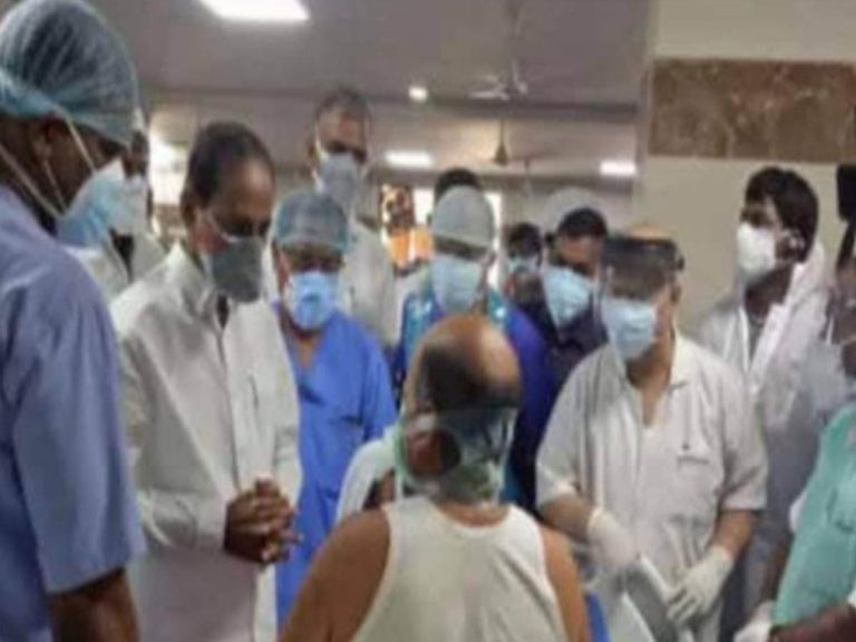 గాంధీలో సీఎం కేసీఆర్ పర్యటన… రోగులకు ధైర్యం చెప్పిన సీఎం 