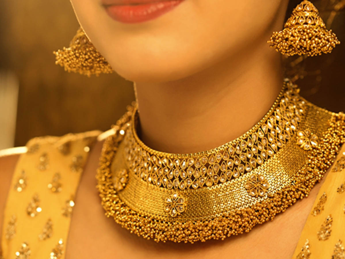 మ‌గువ‌ల‌కు షాకిచ్చిన పుత్త‌డి….50 వేలు దాటిన బంగారం ధ‌ర‌…