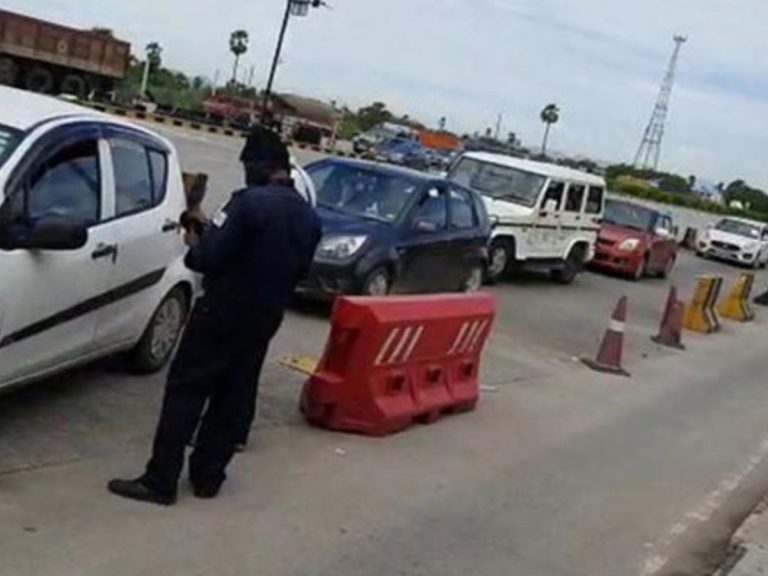 ఏపీ తెలంగాణ బోర్డర్ లో ఆంక్షలు కఠినం…భారీగా నిలిచిన వాహనాలు