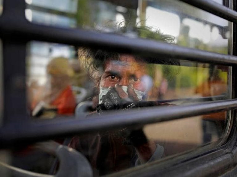 లాక్ డౌన్ ఆంక్షలు… ప్రయాణికుల ఇక్కట్లు..