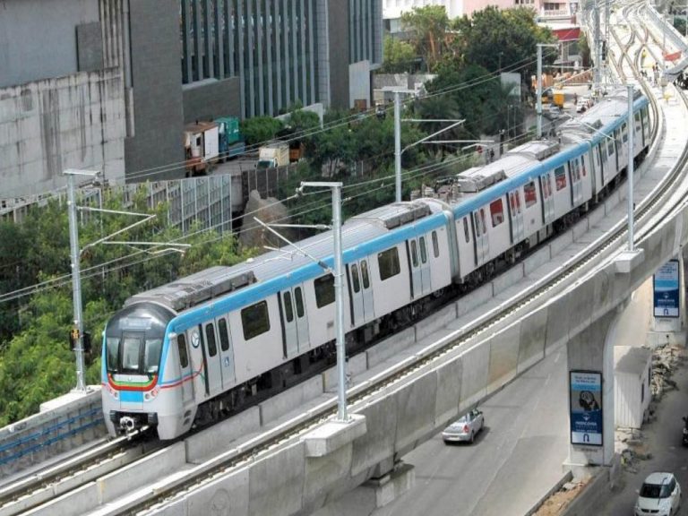 భారీగా తగ్గిన మెట్రో ప్రయాణికులు… నాలుగు లక్షల నుంచి…