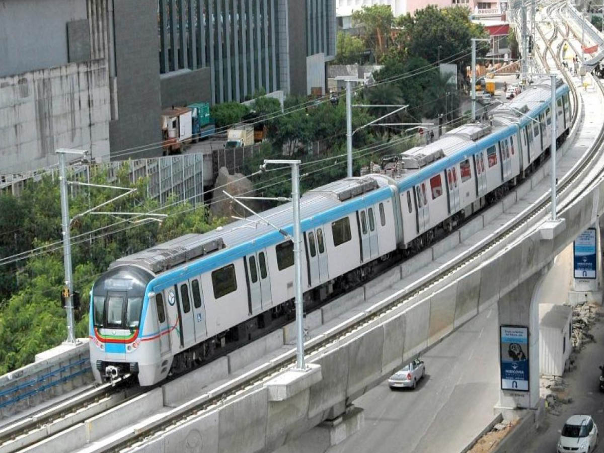 భారీగా తగ్గిన మెట్రో ప్రయాణికులు… నాలుగు లక్షల నుంచి…