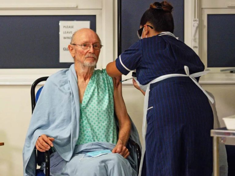 క‌రోనా టీకా తీసుకున్న తొలి పురుషుడు మృతి… 