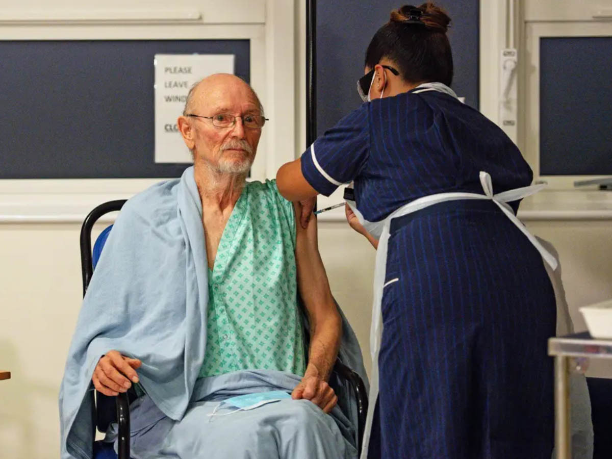 క‌రోనా టీకా తీసుకున్న తొలి పురుషుడు మృతి… 