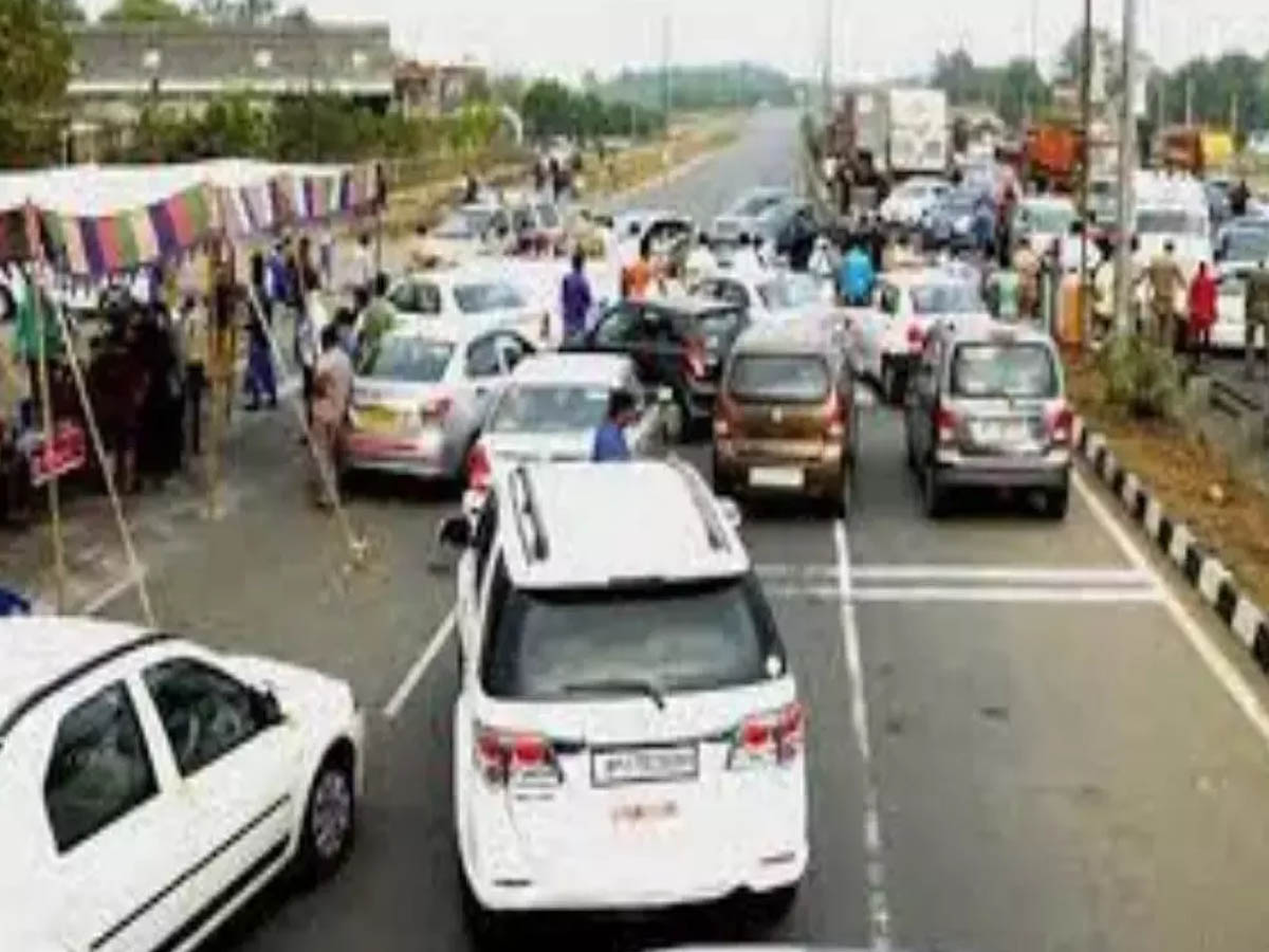 సరిహద్దుల్లో ప్రైవేట్ వాహనాలు నిలిపివేత… ఇబ్బందుల్లో ప్రయాణికులు
