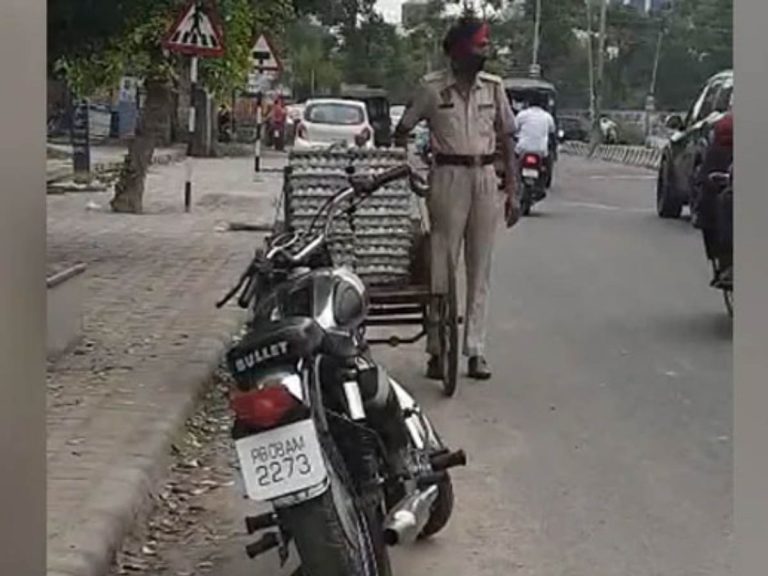 కోడిగుడ్లను దొంగతనం చేసిన పోలీసు… సోషల్ మీడియాలో వైరల్ 