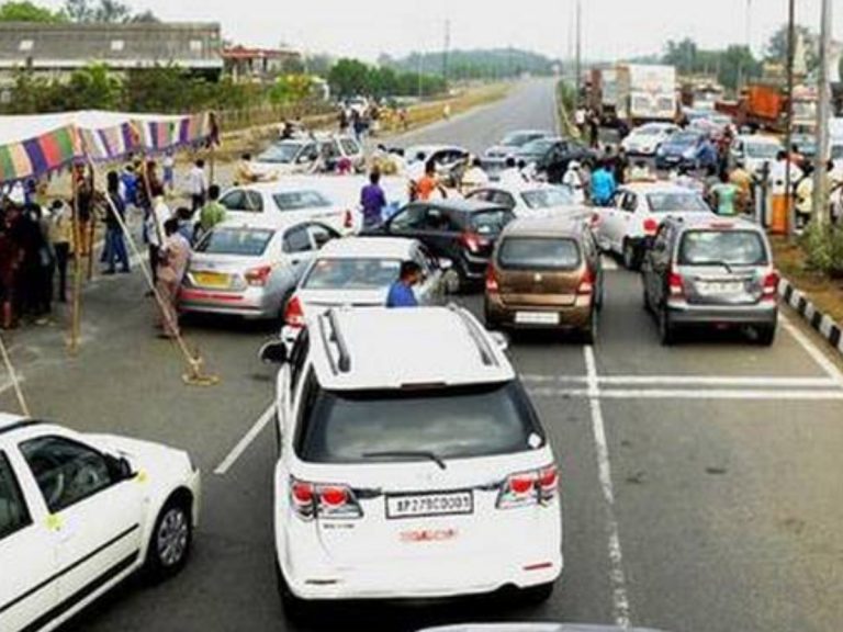 కర్ణాటక లాక్ డౌన్ ఎఫెక్ట్:  బోర్డర్ లో నిలిచిపోయిన వాహనాలు 