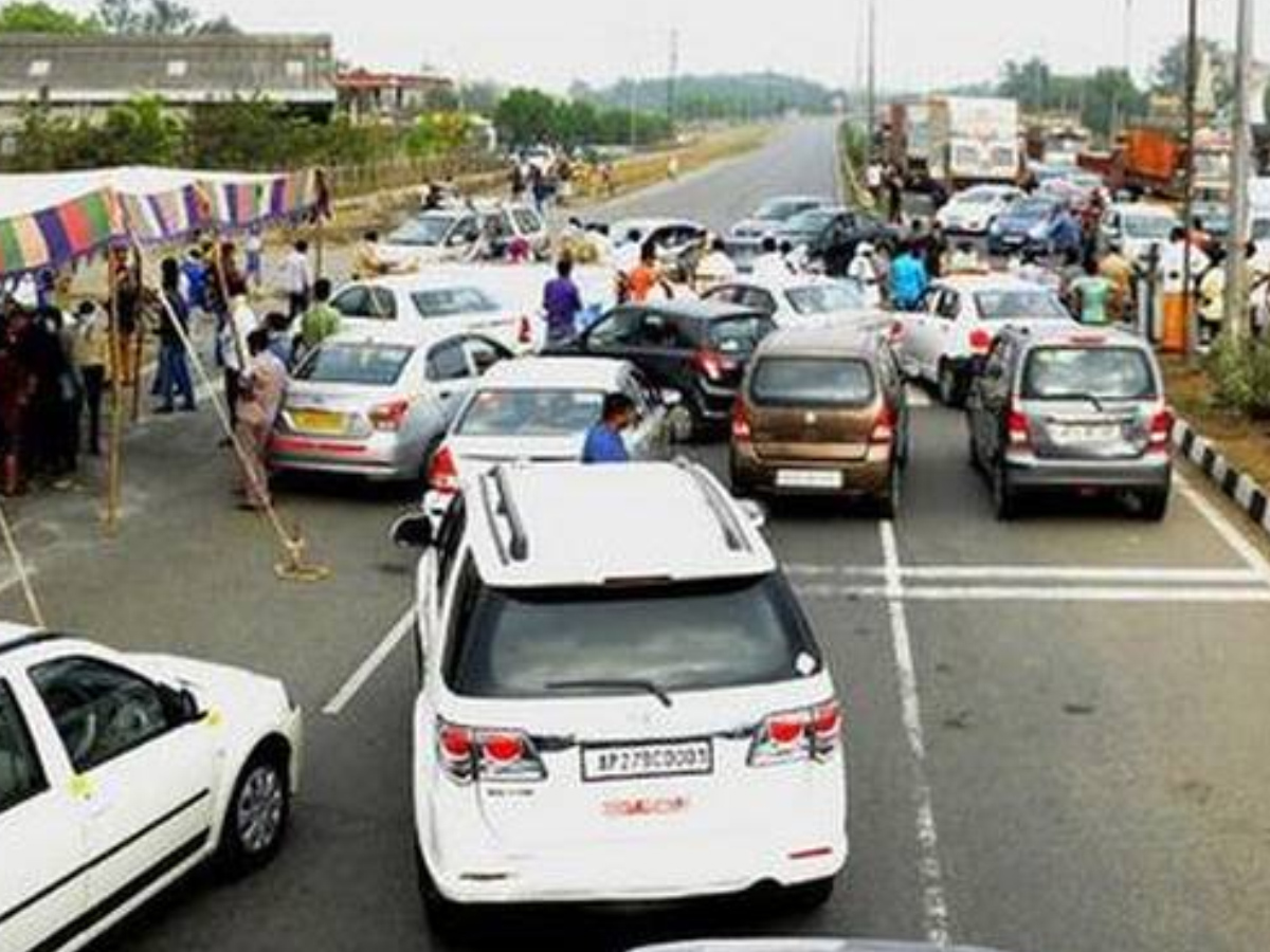కర్ణాటక లాక్ డౌన్ ఎఫెక్ట్:  బోర్డర్ లో నిలిచిపోయిన వాహనాలు 