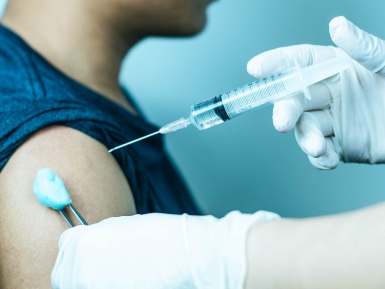 ఇంగ్లాండ్ తాజా అధ్యయనం: ఒక్క వ్యాక్సిన్ డోసుతో… 