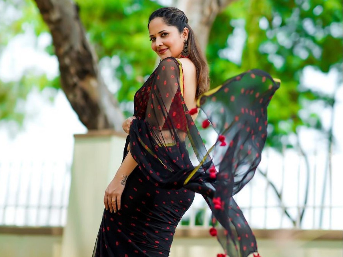 అల్లు అర్జున్ కళ్ళు ఎప్పుడూ అక్కడే… ప్రముఖ యాంకర్ కామెంట్స్