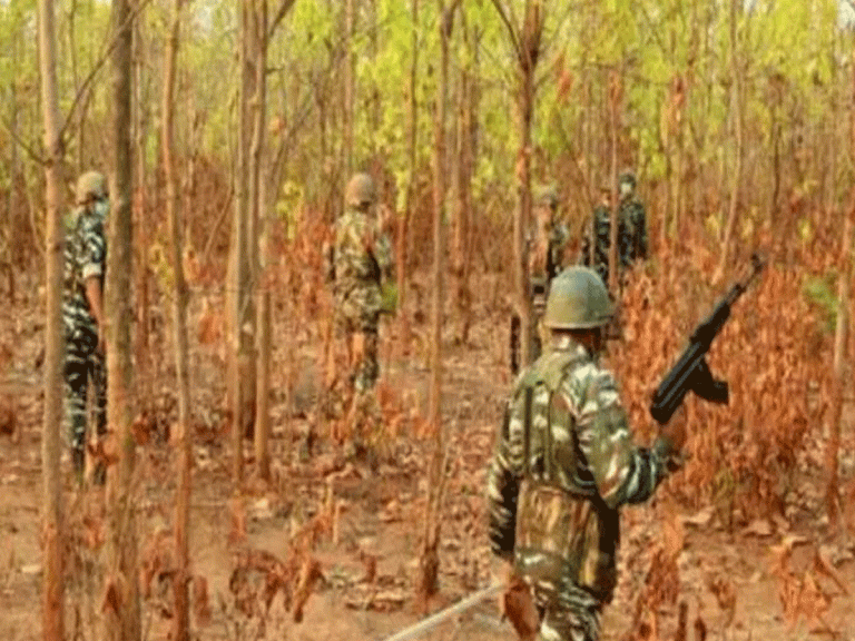 భారీ ఎన్‌కౌంట‌ర్‌.. 13 మంది మావోయిస్టులు మృతి