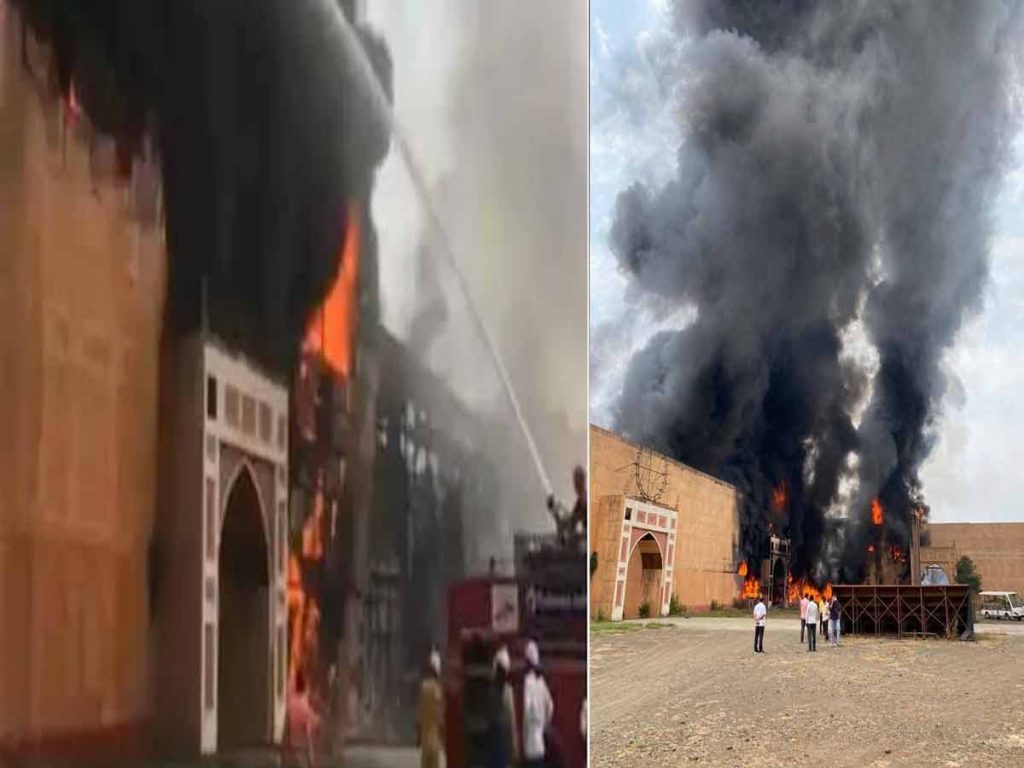 A Major fire broke out on the permanent set of Jodhaa Akbar