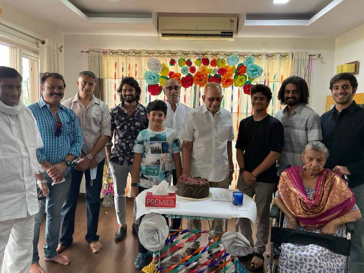 సూపర్ స్టార్ పుట్టినరోజు సెలెబ్రేషన్స్ లో మహేష్ మిస్…!?