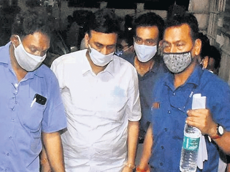 సికింద్రాబాద్‌కు ర‌ఘురామ‌… సొంత కారులోనే..