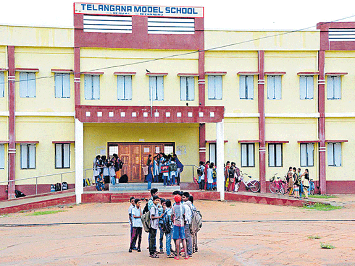 మోడల్ స్కూల్స్ ప్ర‌వేశ ప‌రీక్ష వాయిదా..