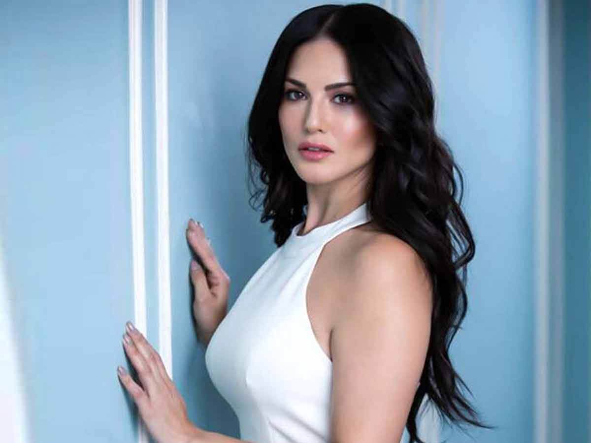 ‘నీలి’ సుందరి… సన్నీ లియోన్