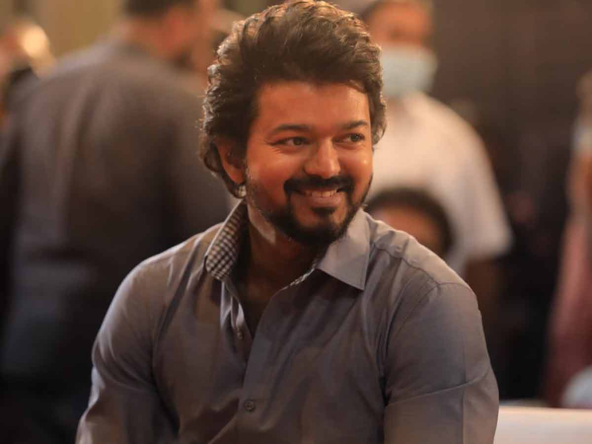 టాప్ డైరెక్టర్స్ కోసం ఫోటోగ్రాఫర్‌ అవతారమెత్తిన విజయ్