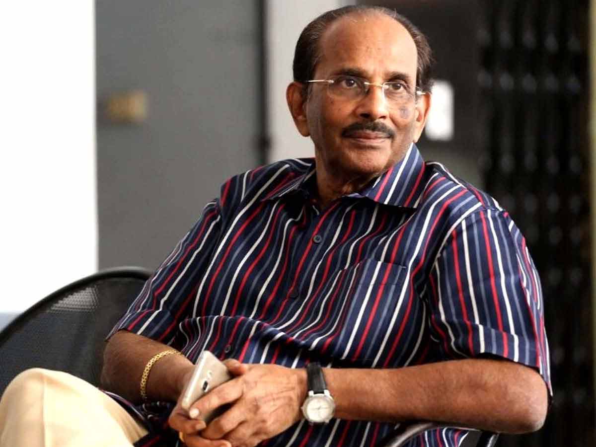 రాజమౌళి తండ్రి ఫోన్ వాల్ పేపర్ గా పూరి జగన్నాథ్ పిక్…!!?