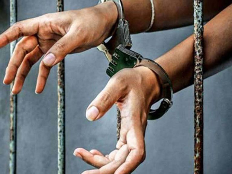 ప్రముఖ సింగర్ కు వేధింపులు… వ్యక్తి అరెస్ట్