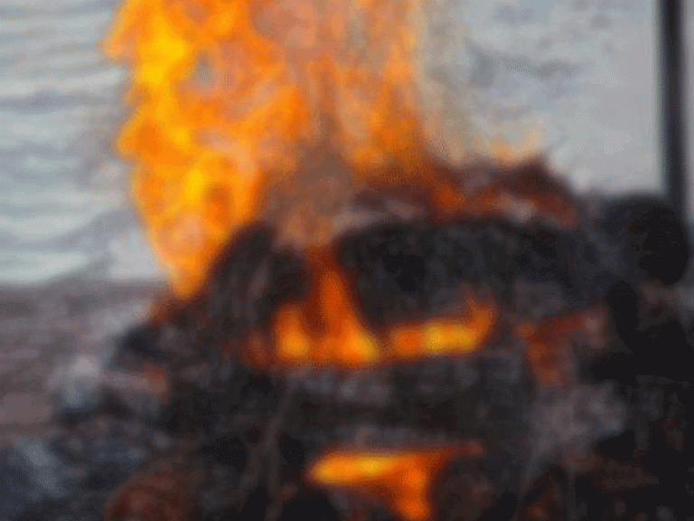 కర్ఫ్యూ కారణంగా తండ్రి అంతిమ చూపుకు నోచుకోని కొడుకు…