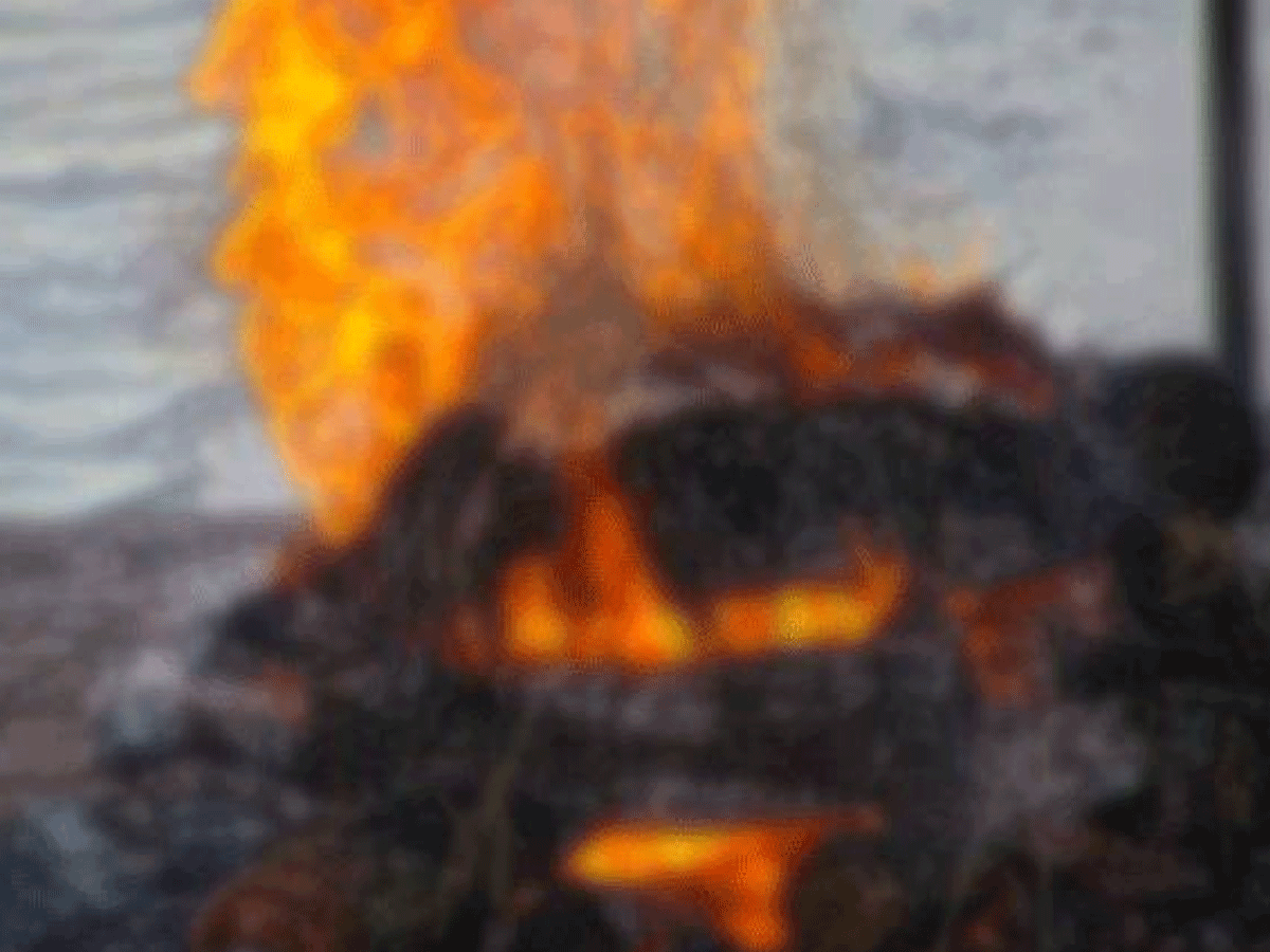 కర్ఫ్యూ కారణంగా తండ్రి అంతిమ చూపుకు నోచుకోని కొడుకు…